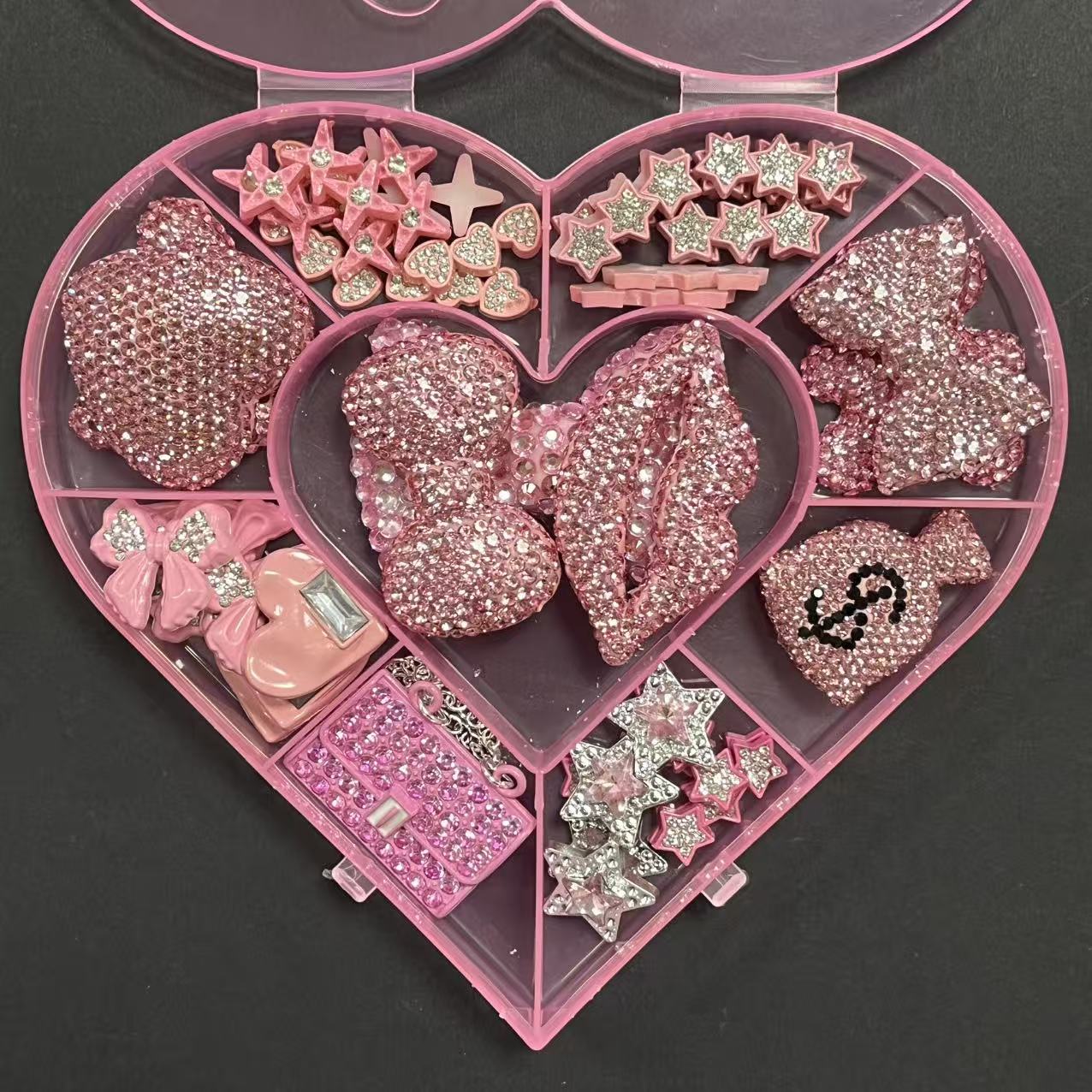 Phone Cases Junk - ขายส่งชุดของตกแต่งหรูหรา ประกอบด้วยโบว์เพชร กระเป๋า ขวดน้ำหอม กระเป๋ารูปผีเสื้อ ลิปสติก
